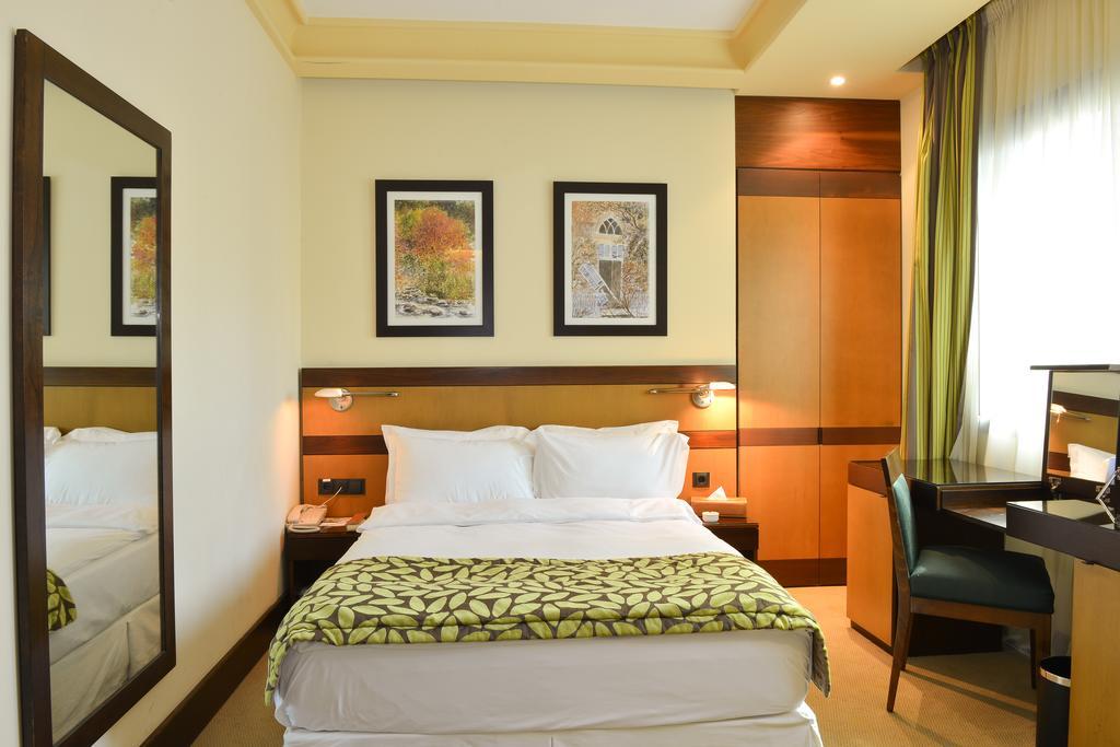 Coral Beirut Al Hamra Hotel Εξωτερικό φωτογραφία